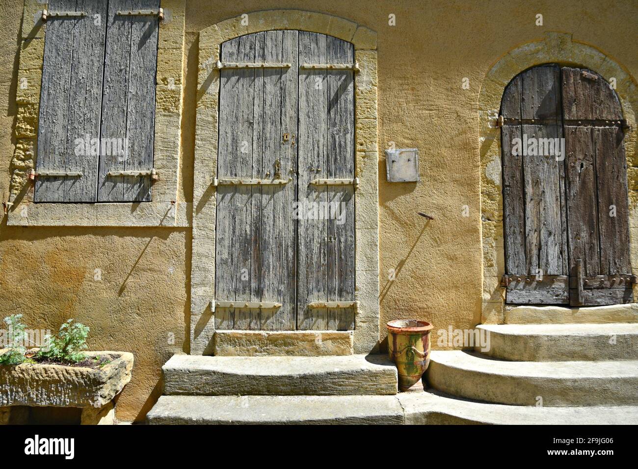 Typical Provençal style house facade in the picturesque village of Lourmarin in Vaucluse, Provence France. Stock Photo