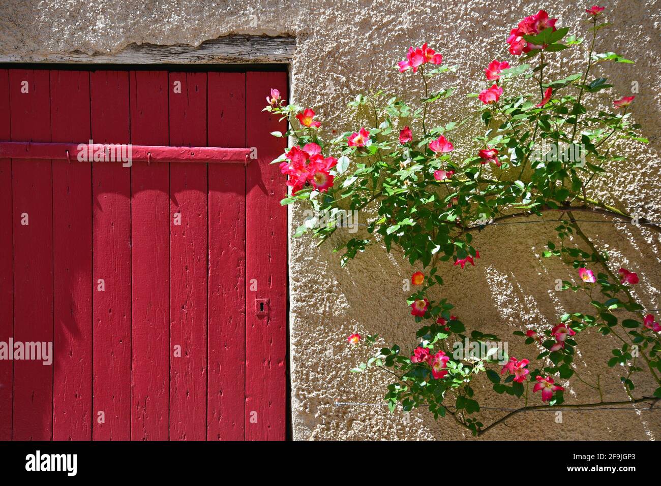 Typical Provençal style rural house facade in the picturesque village of Lourmarin in Vaucluse, Provence France. Stock Photo