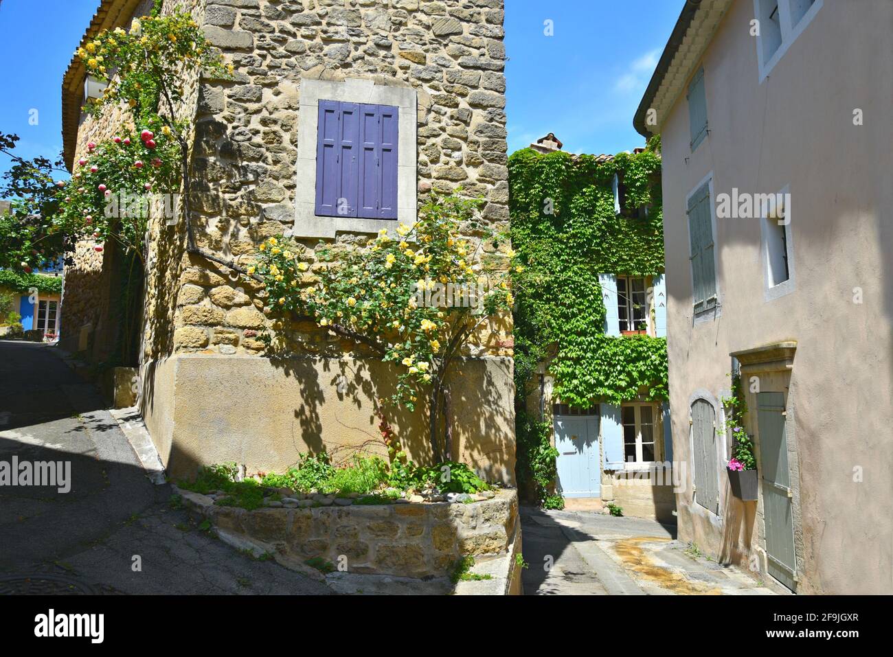 Typical Provençal style rural houses in the picturesque village of Lourmarin in Vaucluse, Provence France. Stock Photo