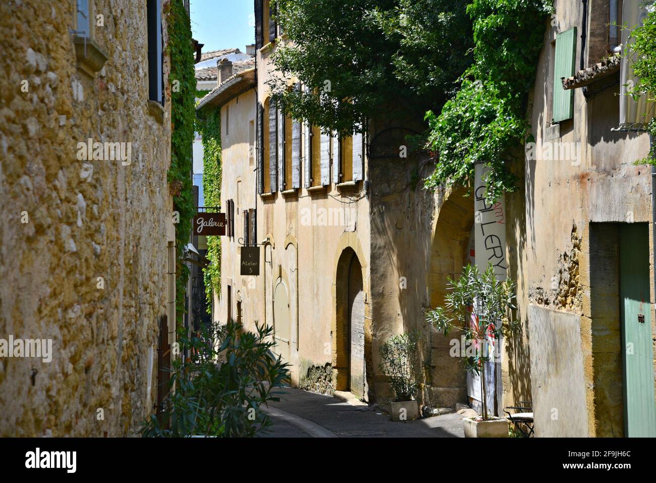 Typical Provençal style rural houses in the picturesque village of Lourmarin in Vaucluse, Provence France. Stock Photo