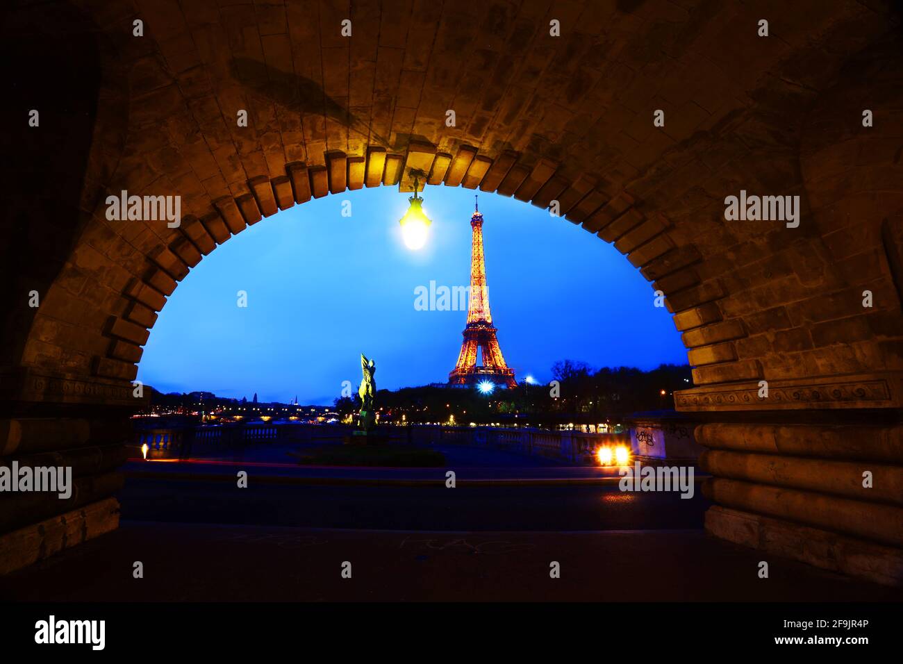 romantische Aussicht auf den erleuchteten Eifelturm bei Nacht von der Seinébrücke Bir Hakeim in Paris, Frankreich Stock Photo