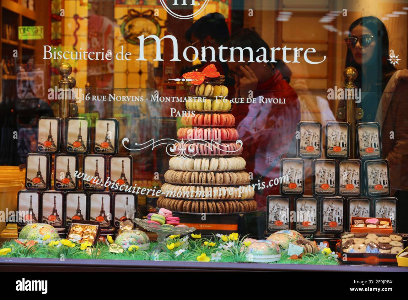 bunte Macarons und Geschenkverpackungen mit süßen Leckereien dekoriert in einem nostalgischem Schaufenster auf dem Montmare in Paris Stock Photo