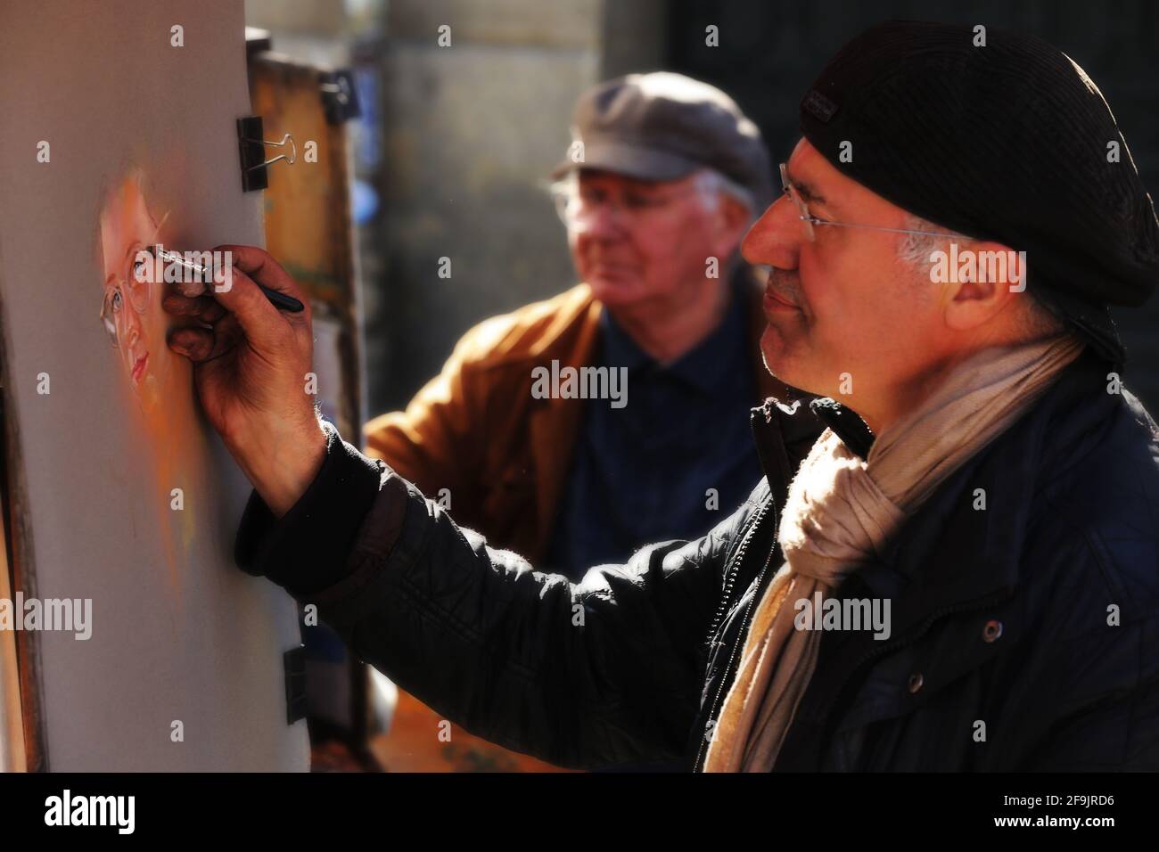 Pariser Künstler zeichnen ein Porträt mit Kohelstiften auf dem Montmatre in Paris, Frankreich Stock Photo