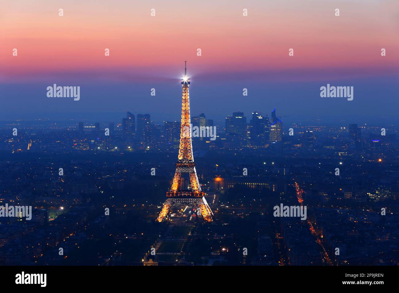 Der Eiffelturm wurde als Aussichtsturm und Bauwerk als monumentales Eingangsportal für die Weltausstellung in Paris errichtet Stock Photo