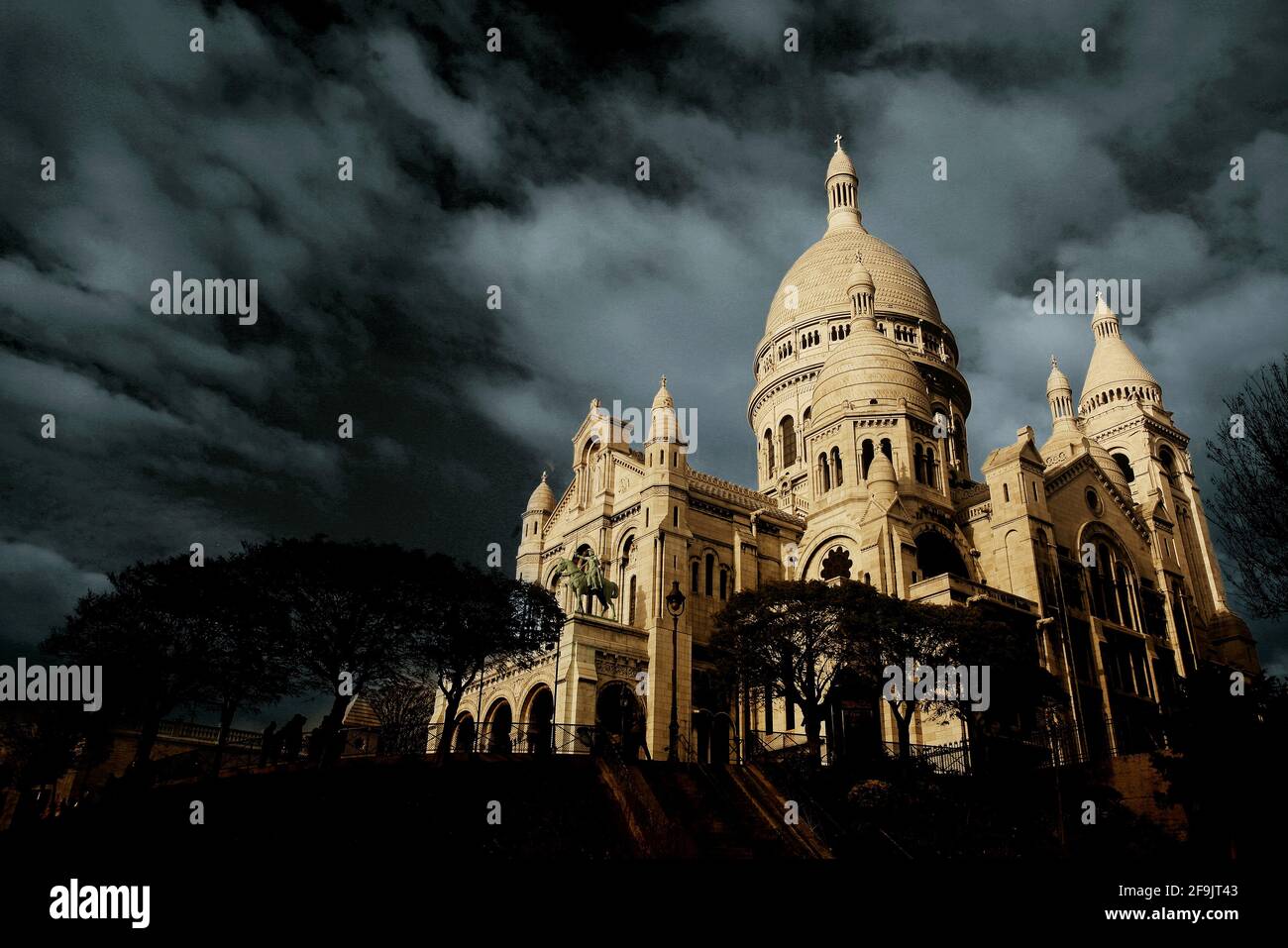 Paris, Frankreich, Montmatre, im Zuckerbäckerstil erbaute Basilika und Wallfahrtskirche Herz Jesu-Sacre Coeur-Hauptattraktion für jeden Touristen Stock Photo