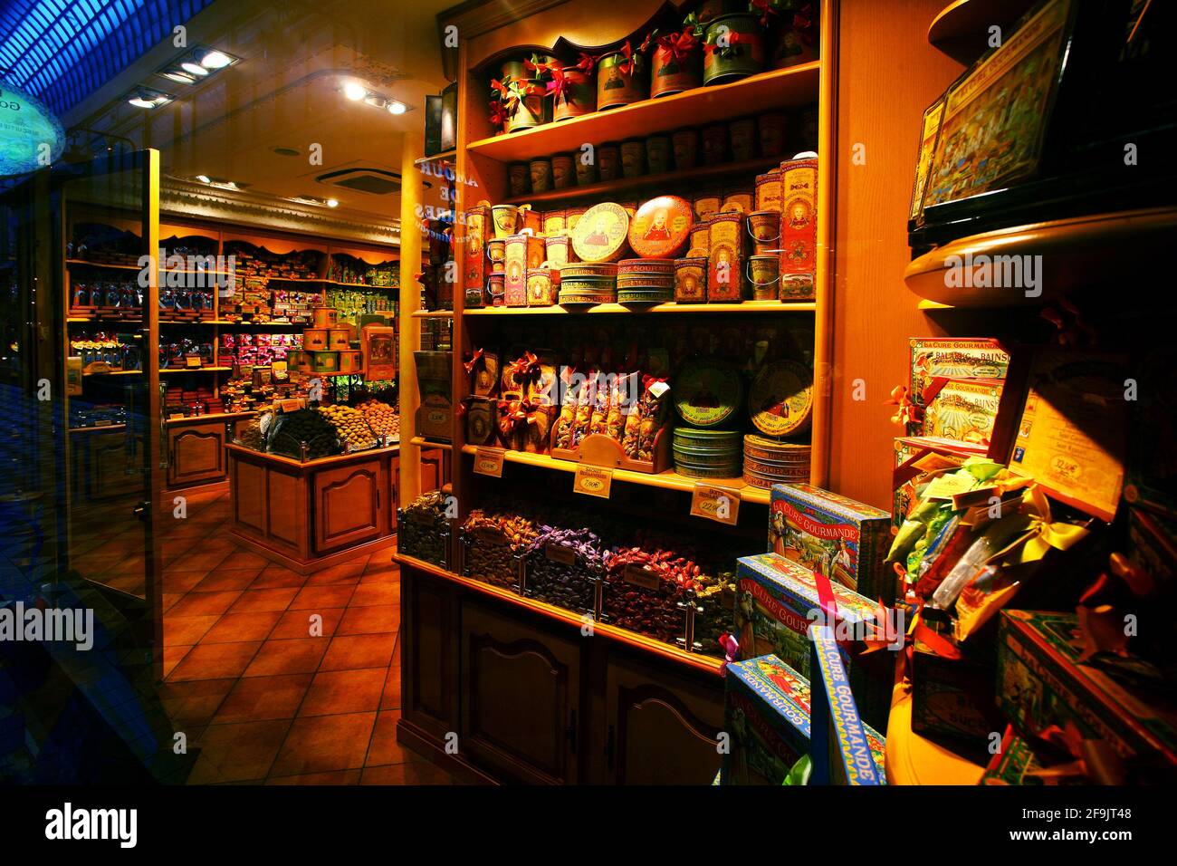 Einkaufstour in einem nostalgischen Ladengeschäft mit süßen Leckereien, Bonbons und pralinés als Geschenk oder zum sofortigen vernaschen. Stock Photo