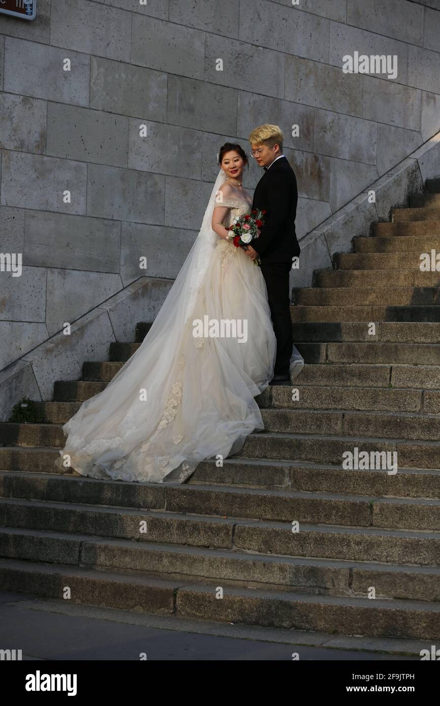glückliche Braut und Bräutigam bei Hochzeit Shooting auf Treppen in Paris Frankreich Stock Photo