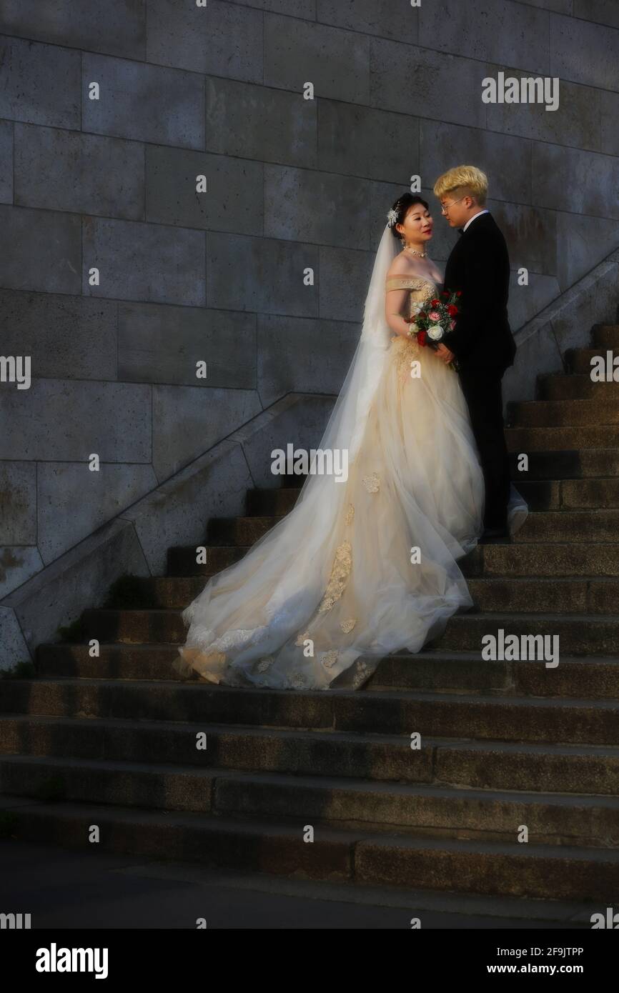 glückliche Braut und Bräutigam bei Hochzeit Shooting auf Treppen in Paris Frankreich Stock Photo