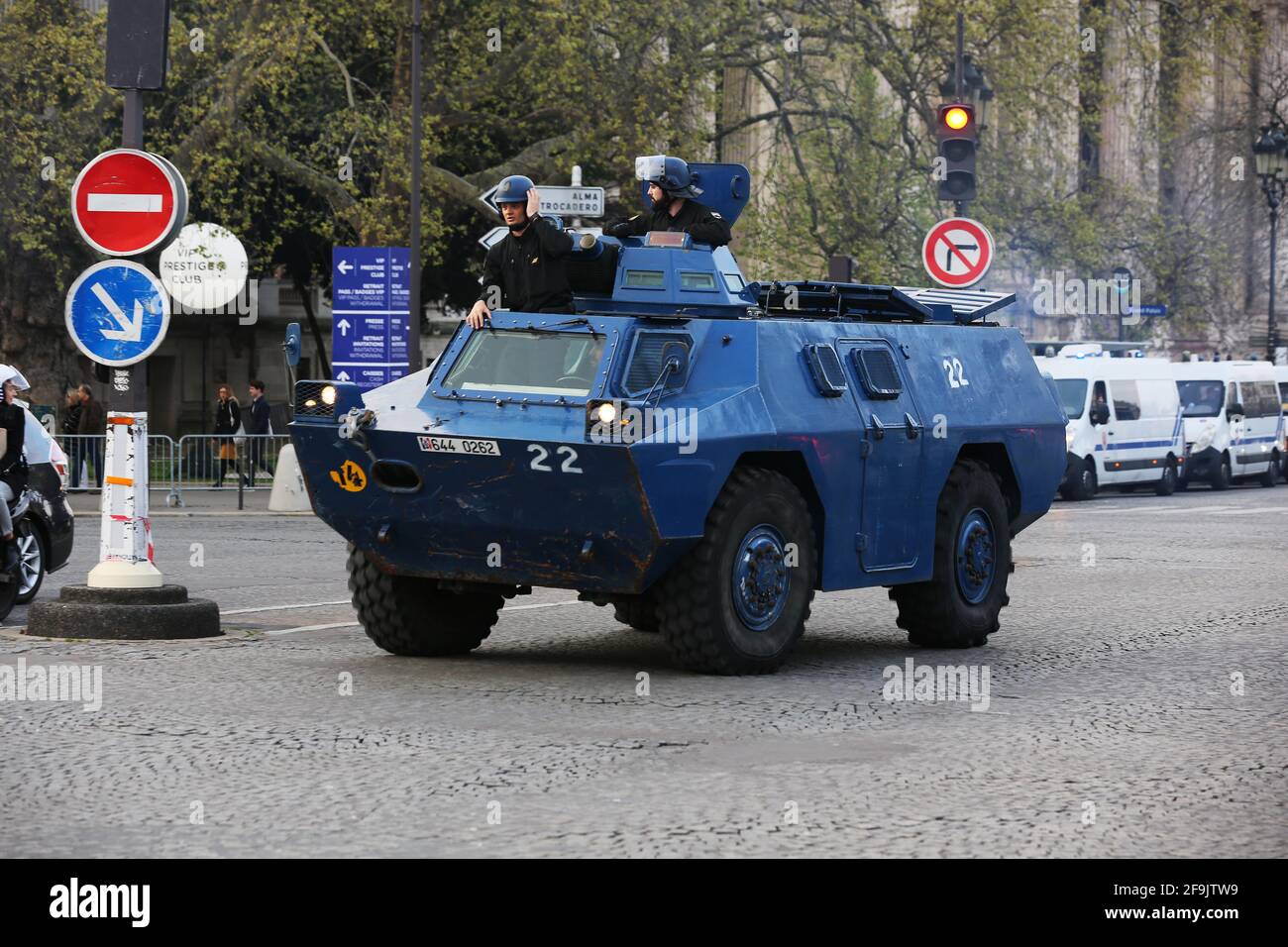 Sondereinsatzkommando mit Panzerwagen bei einer Demonstarion in den Straßen von Paris Frankreich Stock Photo