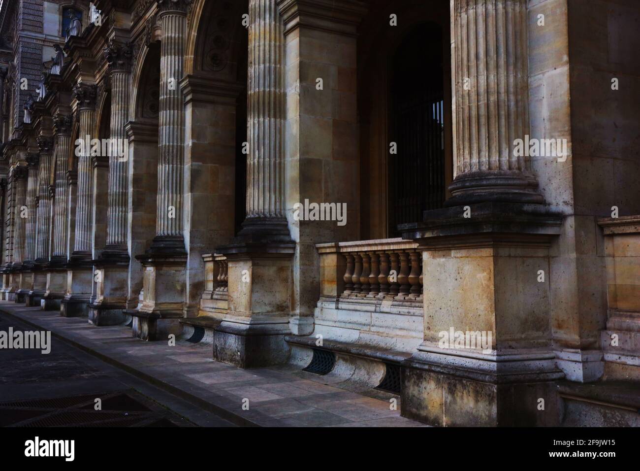 Alte Säulen an der Fassade des Museums Louvre in Paris in Frankreich Stock Photo