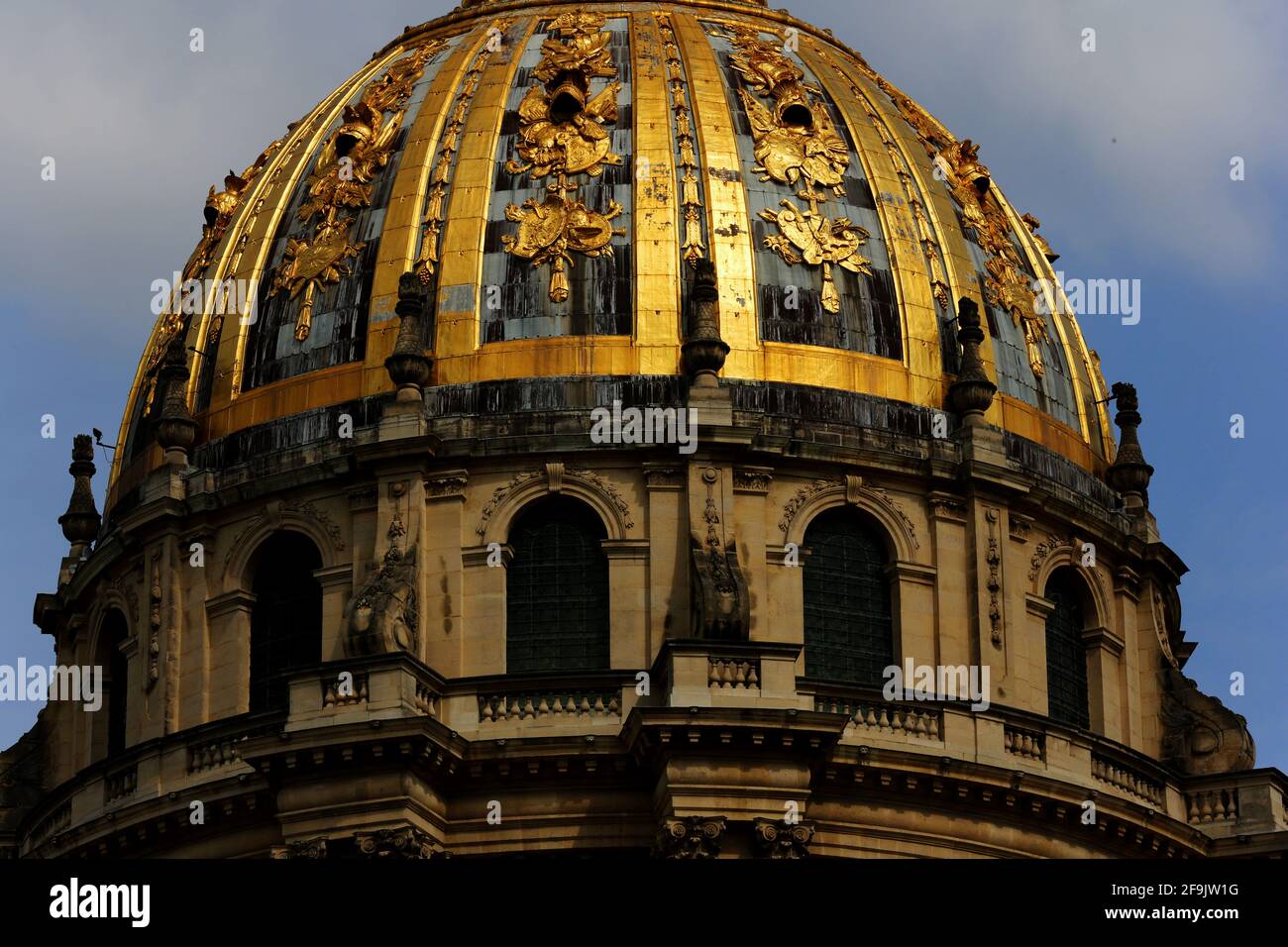 die vergoldete Kuppel des Invalidendoms in Paris strahlt in der Sonne Stock Photo