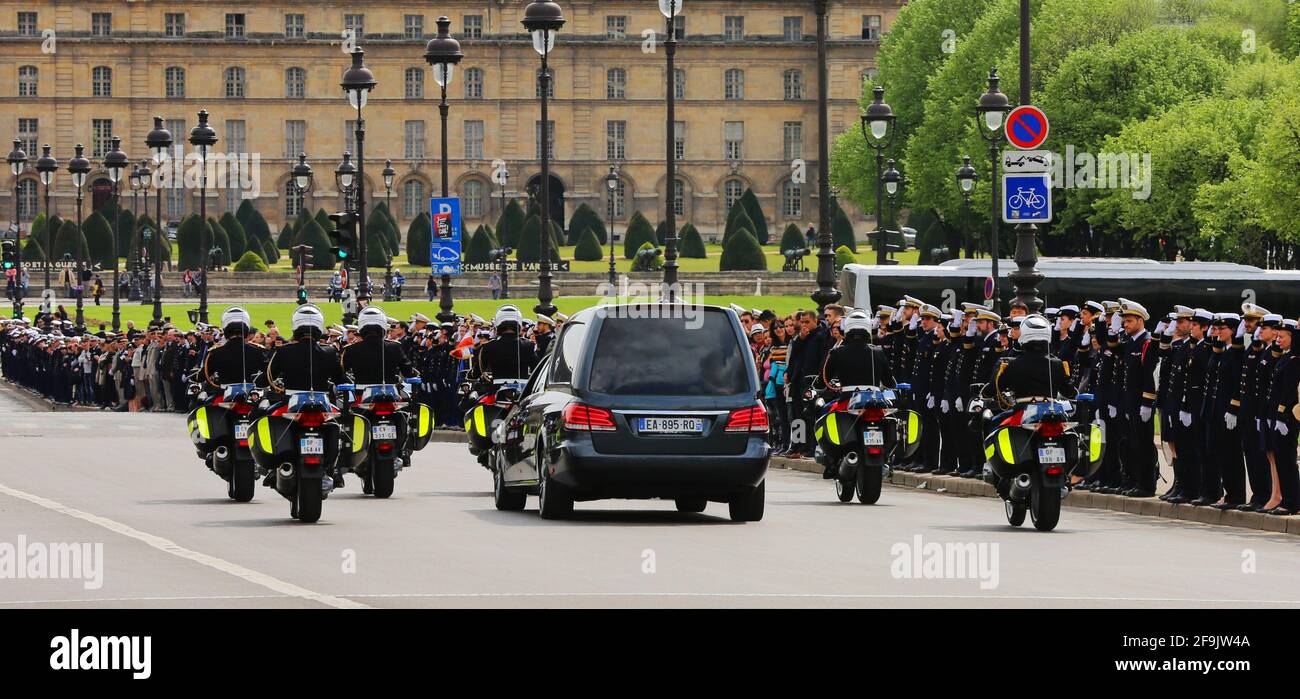 Abschied und Trauer und letzte militärische Ehre für einen französischen Offizier in Paris Frankreich Stock Photo