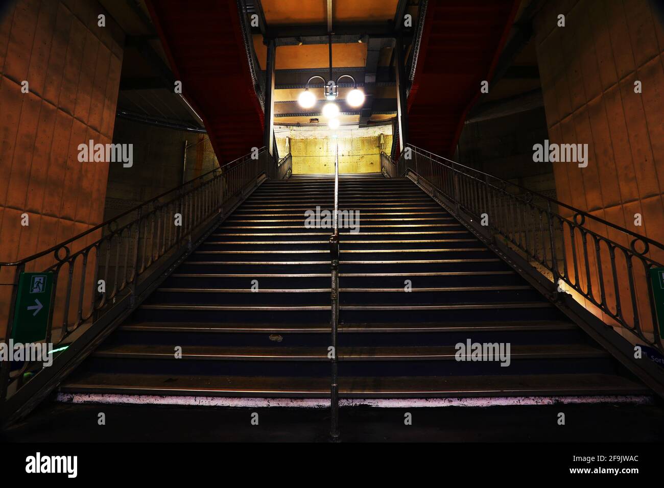 Licht auf der Eisen Treppe zur Pariser Untergrund undMetro Station von Notre Dame in Paris Frankreich Stock Photo