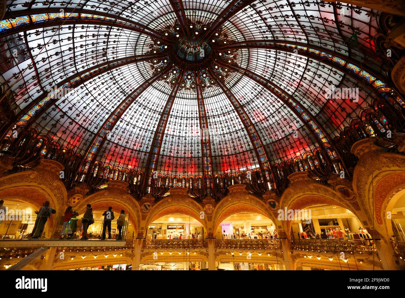 Dachkonstruktion der Galerie Lafayette eine der bekanntesten traditionsreichsten französischen Warenhausketten. Stock Photo