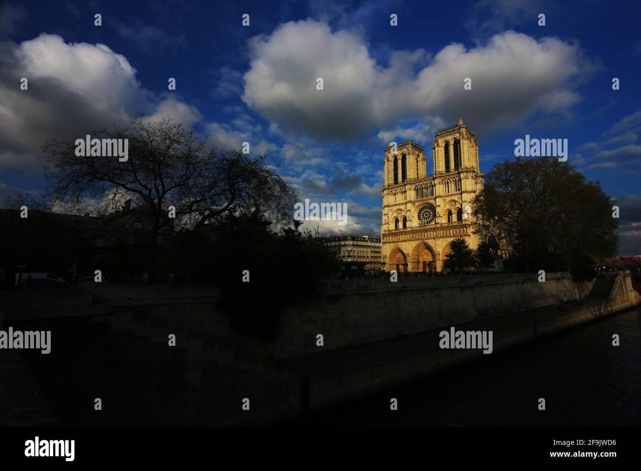 Blauer Himmel und beleuchtete Türme vom Gotteshaus und Kirche Notre Dame in Paris Stock Photo