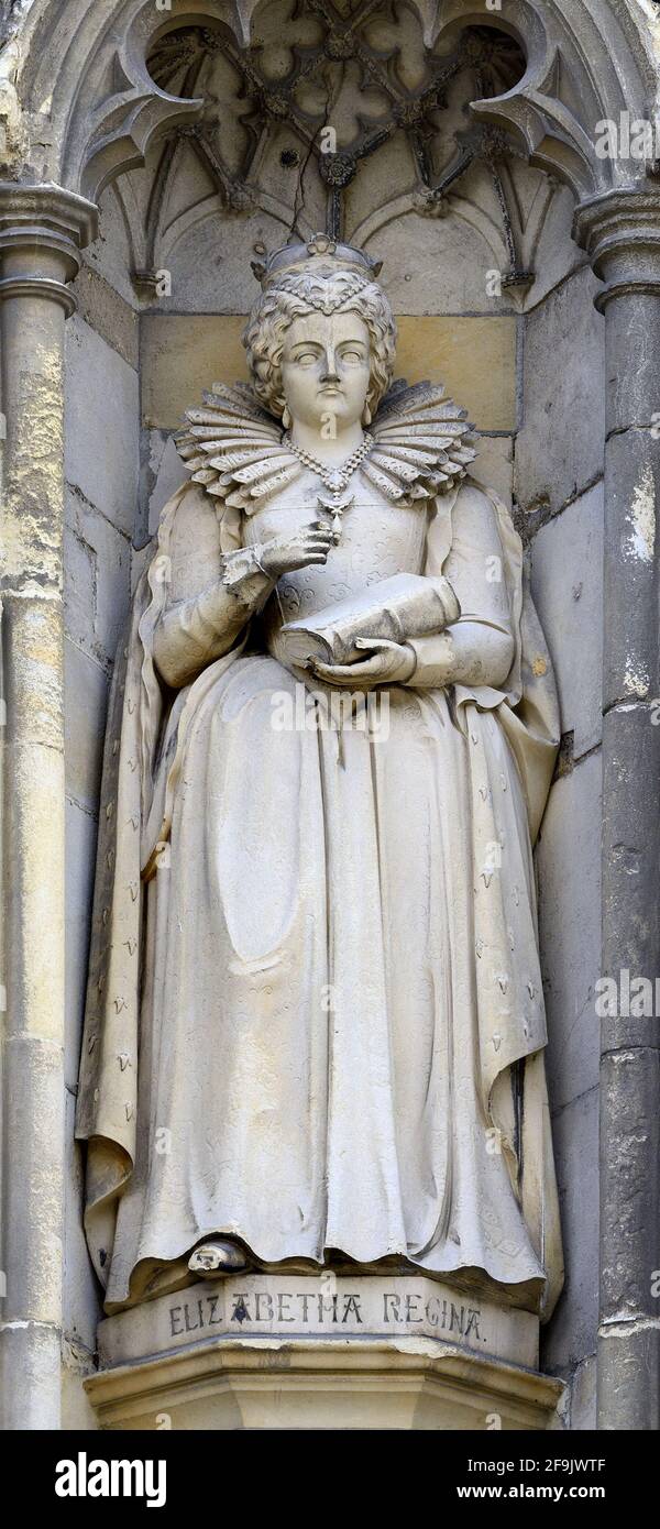 Canterbury, Kent, UK. Canterbury Cathedral: statue on the Western Facade of 'Elizabetha Regina' Queen Elizabeth I (1533 - 1603), Daughter of Henry VII Stock Photo
