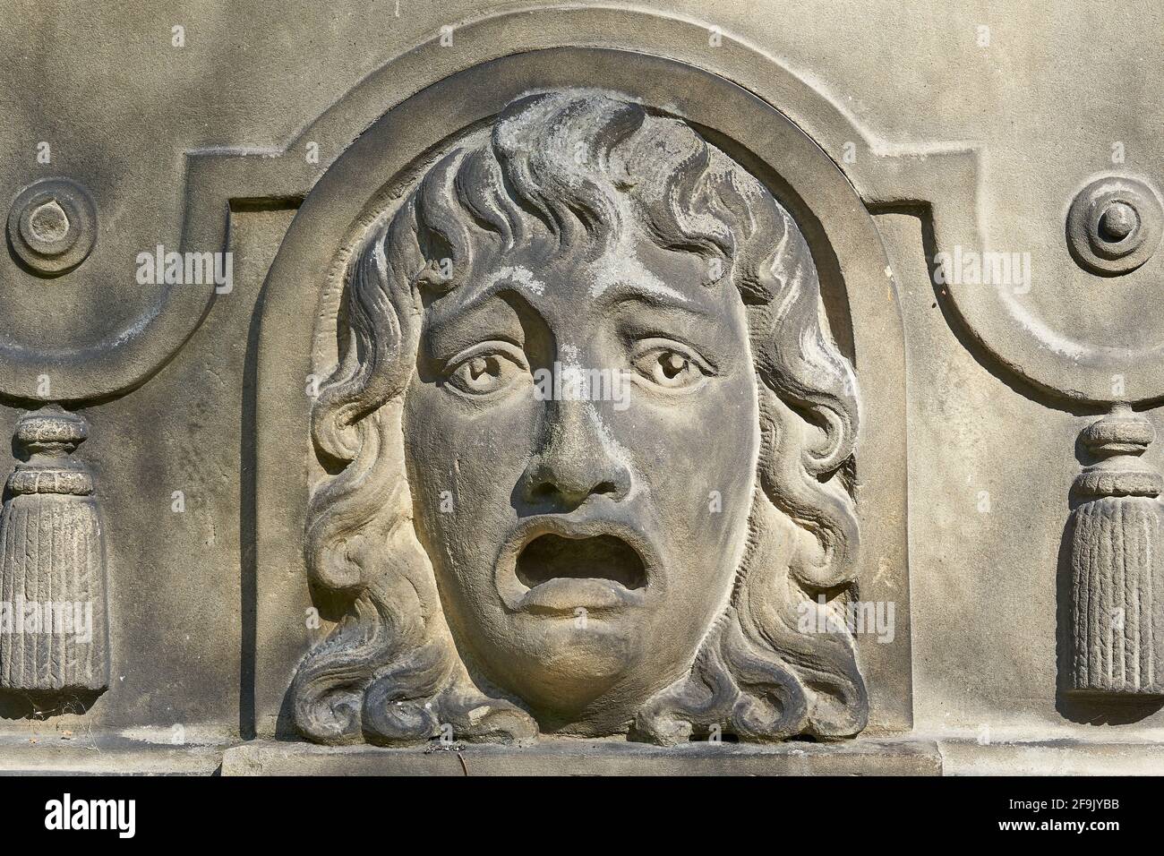 Tod, Trauer, Verzweiflung, Relief eines weinenden Frauengesichts auf einem Grabmal, Hauptfriedhof, Frankfurt am Main, Hessen, Deutschland Stock Photo