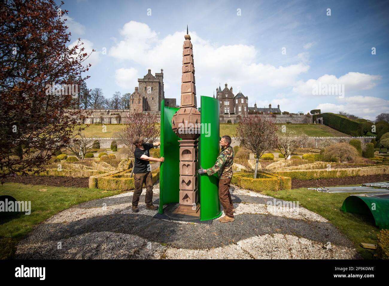 Gardeners Gordon Wilson (left) and Andy Ayre unwrap the collection of