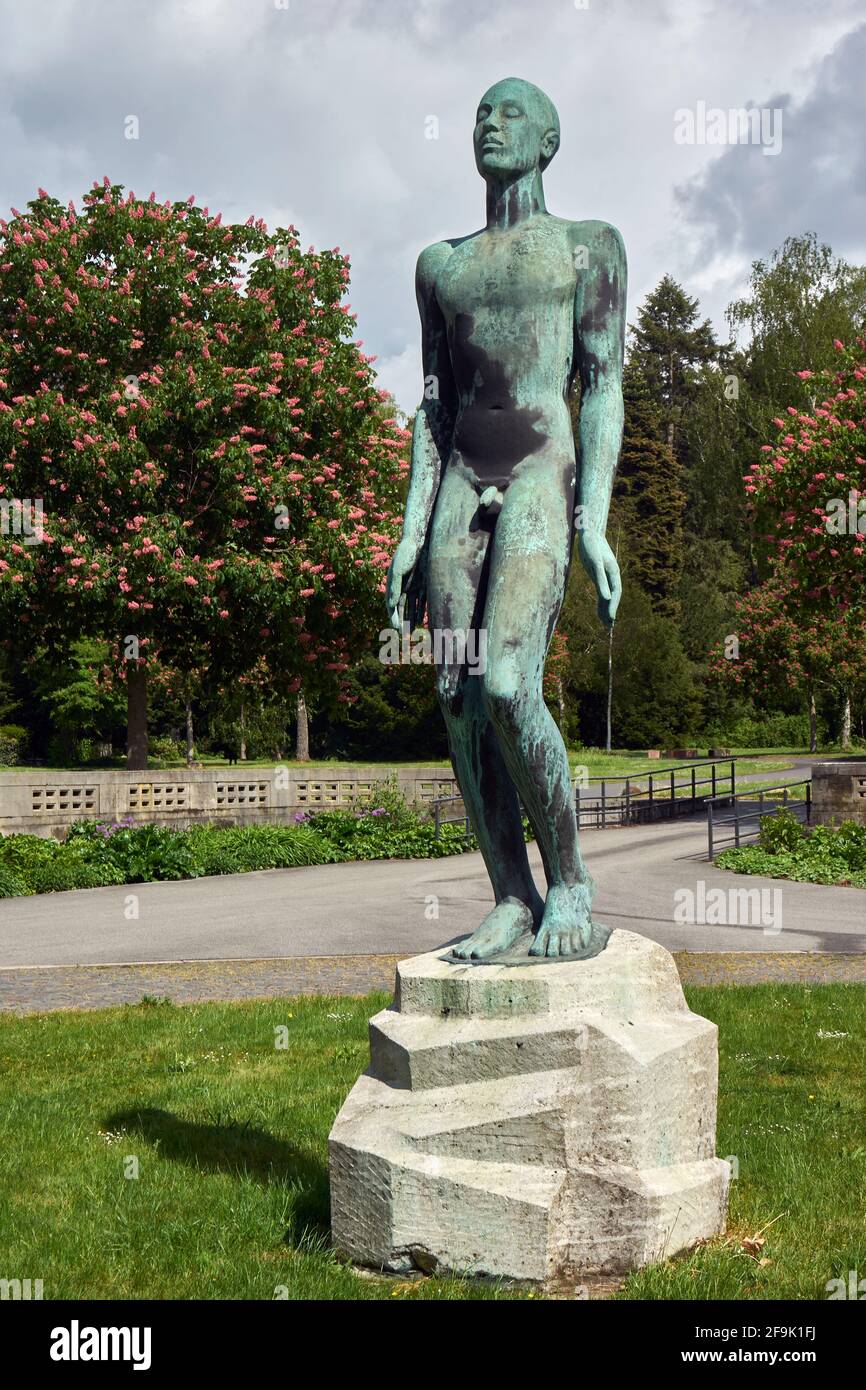Statue des Adam, aus Bronze, von Georg Kolbe, Hauptfriedhof, Frankfurt am Main, Hessen, Deutschland Stock Photo