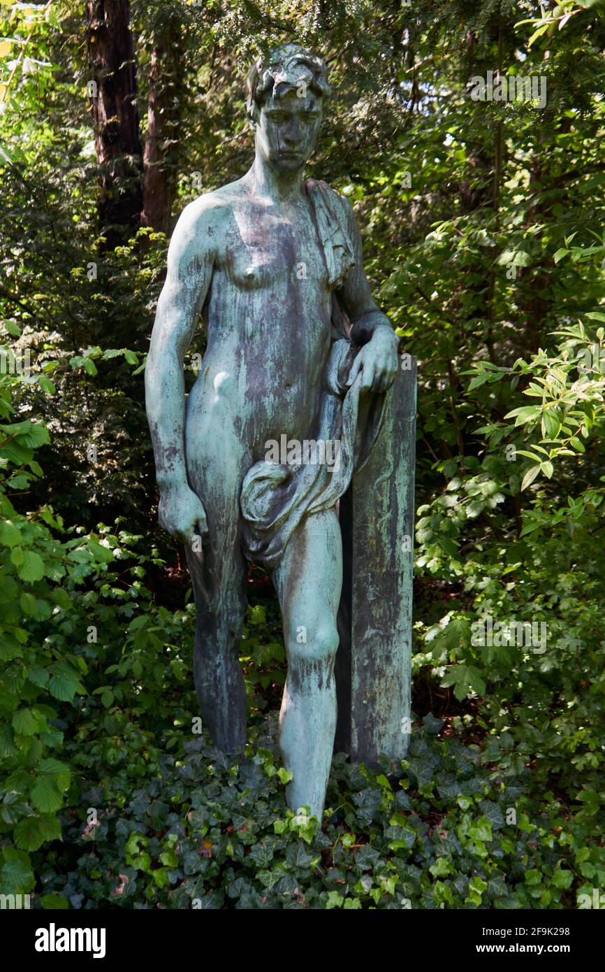 Stratue, nackter Mann, Hauptfriedhof, Frankfurt, Hessen, Deutschland Stock Photo