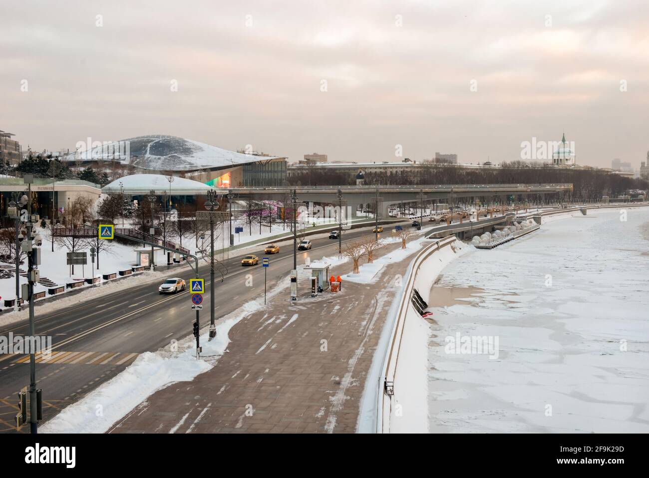 Moscow, Russia - January 17, 2021: View of the Moskvoretskaya embankment, cars and a skyscraper on Kotelnicheskaya embankment on a frosty winter morni Stock Photo