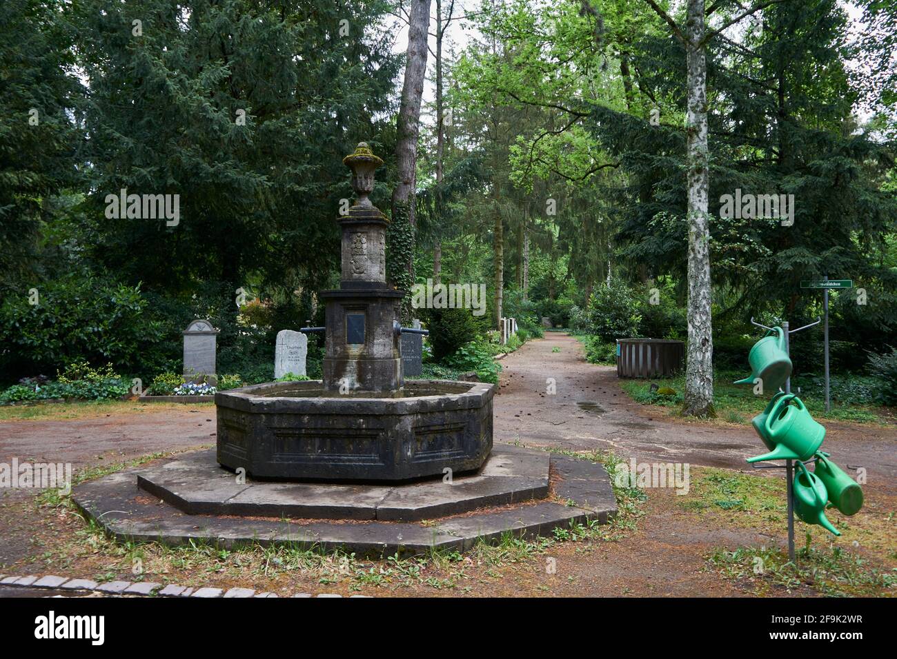Brunnen, Grabstätten, Hauptfriedhof, Frankfurt, Hessen, Deutschland Stock Photo