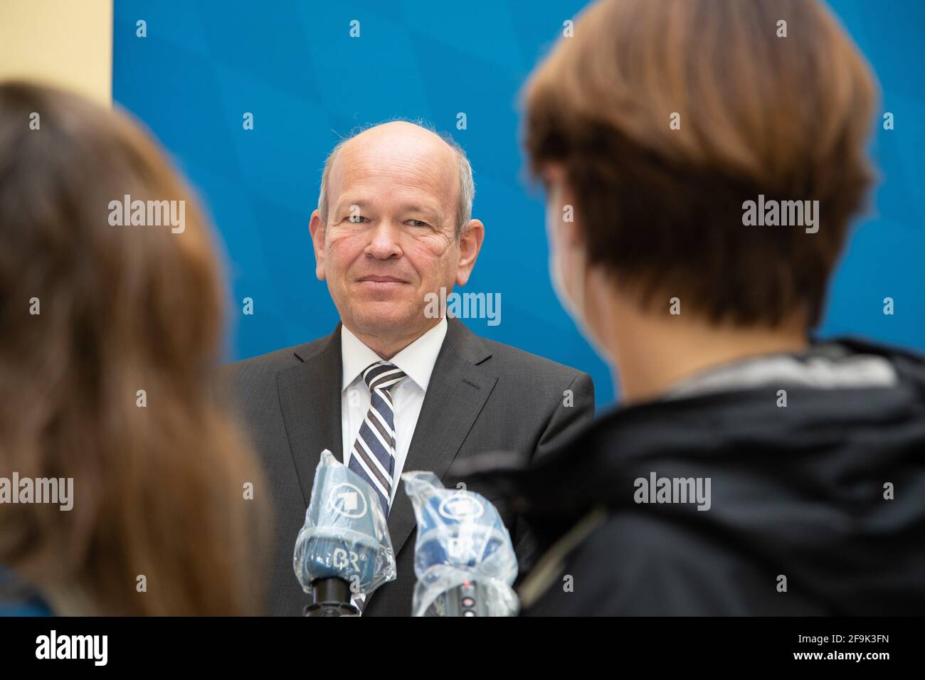 Burkhard Koerner im Interview. Bayerns Innenminister Joachim Herrmann ( CSU ) und Bayerns Verfassungsschutzpräsident Burkhard Körner haben am 19.4.2021 den bayerischen Verfassungsschutzbericht vorgestellt. - Burkhard Koerner giving an Interview. Bavaria's Minister of Interior and Bavaria's president of the secret service Burkhard Koerner presented the Bavarian secret service report 2020 in Munich, Germany on April 19 2021. (Photo by Alexander Pohl/Sipa USA) Credit: Sipa USA/Alamy Live News Stock Photo