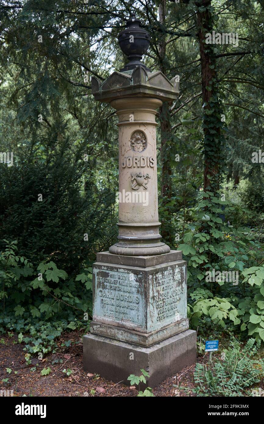 Grabmal, gelbe Sandsteinsäule, Ehrengrab, Jordis, Hauptfriedhof, Frankfurt, Hessen, Deutschland Stock Photo