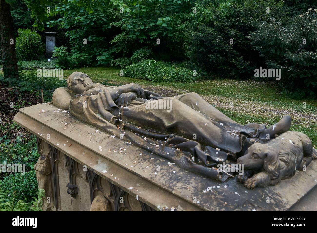 Grabmal, liegender Mann mit Hund, Hauptfriedhof, Frankfurt, Hessen, Deutschland Stock Photo