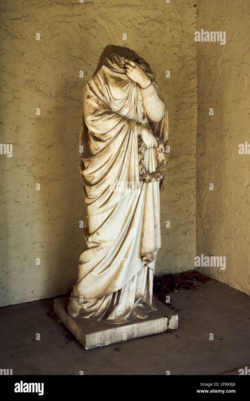 Statue einer Frau ohne Kopf, Grabmal, Gruftenhalle, Hauptfriedhof, Frankfurt am Main, Hessen, Deutschland Stock Photo