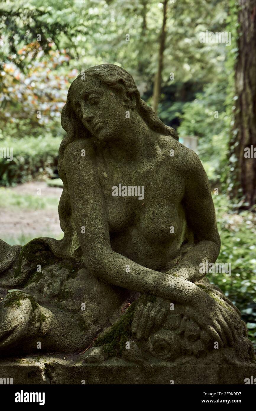 Statue einer Frau, Grabmal auf dem Hauptfriedhof, Frankfurt am Main, Hessen, Deutschland Stock Photo