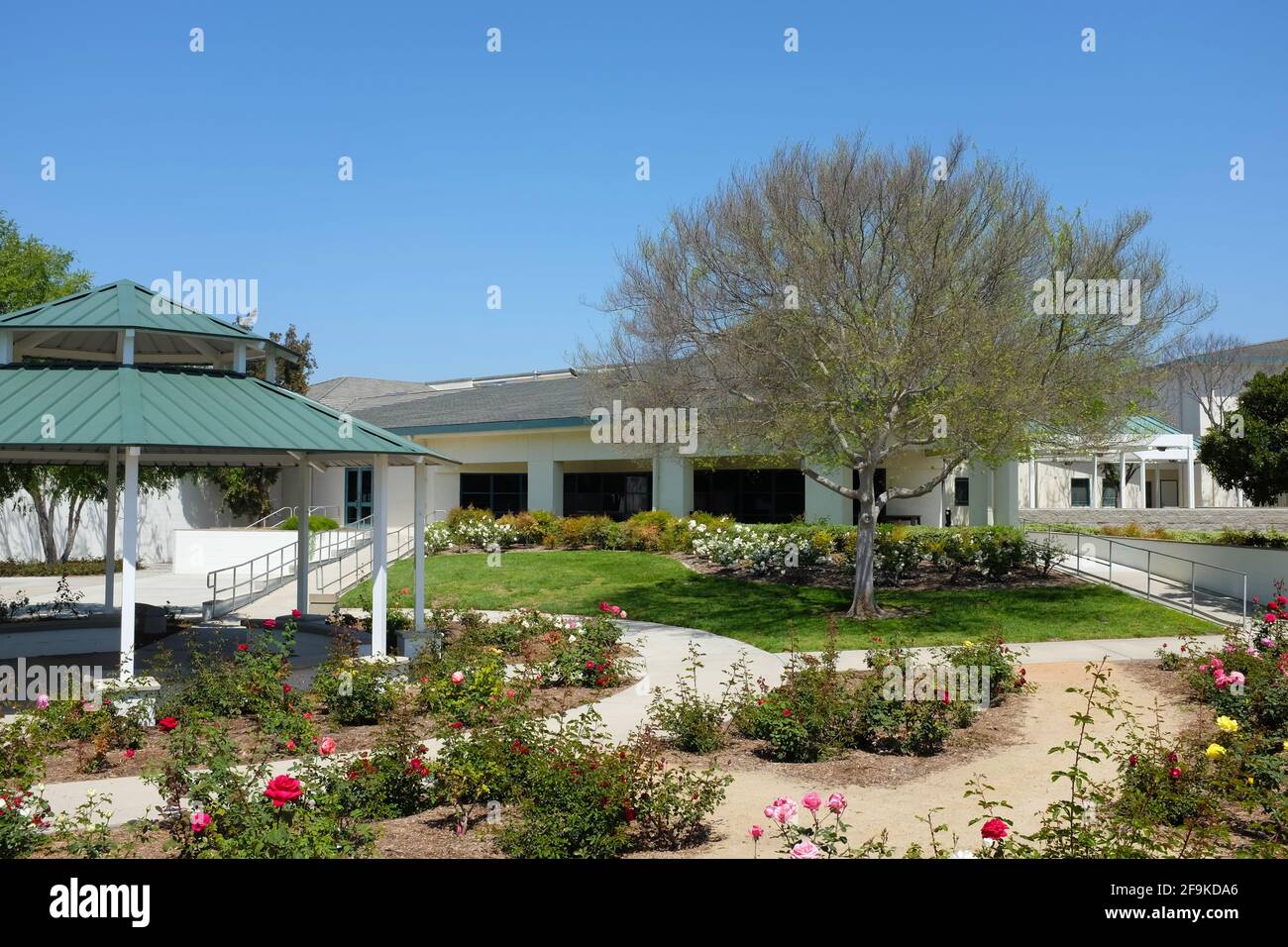 Rose garden gazebo hi-res stock photography and images - Alamy