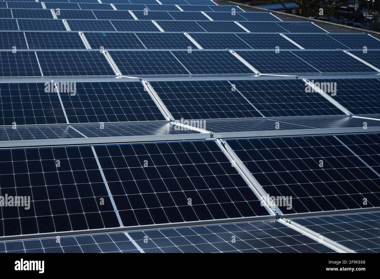 Photovoltaikanlage, Aufdachmontage, Solarmodule auf dem Dach von einem Gewerbebetrieb, geständert, Friedberg, Hessen, Deutschland Stock Photo