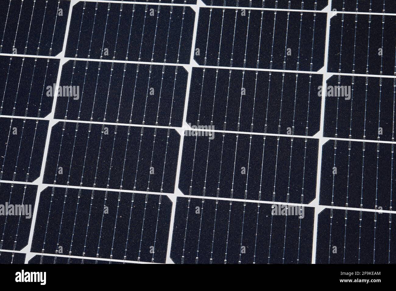 Photovoltaikanlage, Aufdachmontage, Solarmodule auf dem Dach von einem Gewerbebetrieb, geständert, Friedberg, Hessen, Deutschland Stock Photo