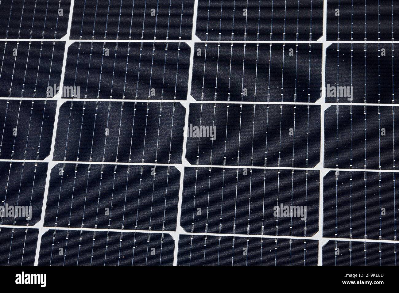 Photovoltaikanlage, Aufdachmontage, Solarmodule auf dem Dach von einem Gewerbebetrieb, geständert, Friedberg, Hessen, Deutschland Stock Photo