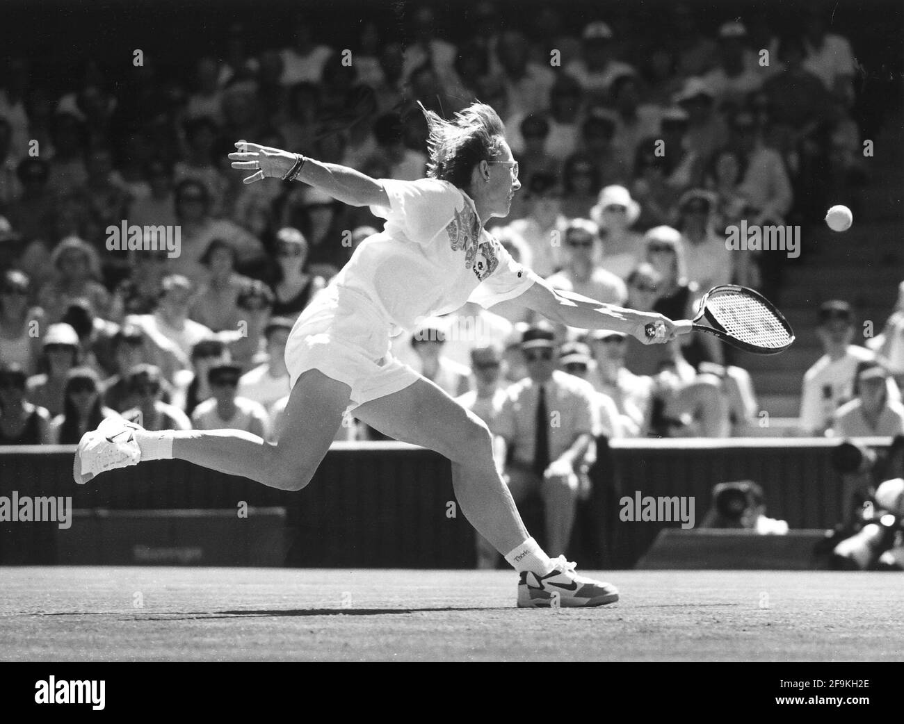 Martina Navratilova Wimbleon 94 stretching for the ball Stock Photo