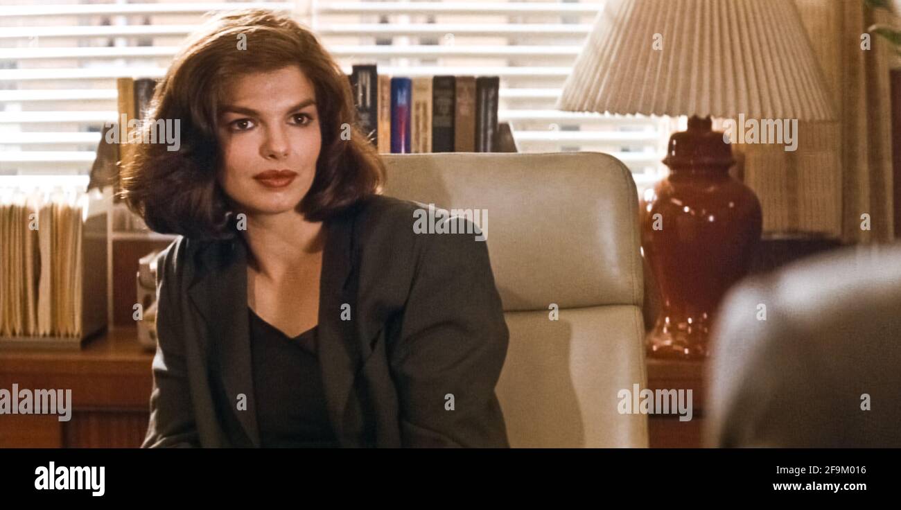 USA. Jeanne Tripplehorn in a scene from (C)TriStar Pictures film: Basic  Instinct (1992). Plot: A violent police detective investigates a brutal  murder that might involve a manipulative and seductive novelist. adventure  hunting
