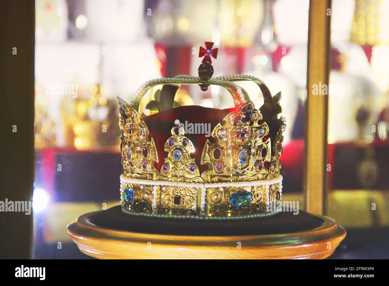 Golden crown precious stones hi-res stock photography and images - Alamy