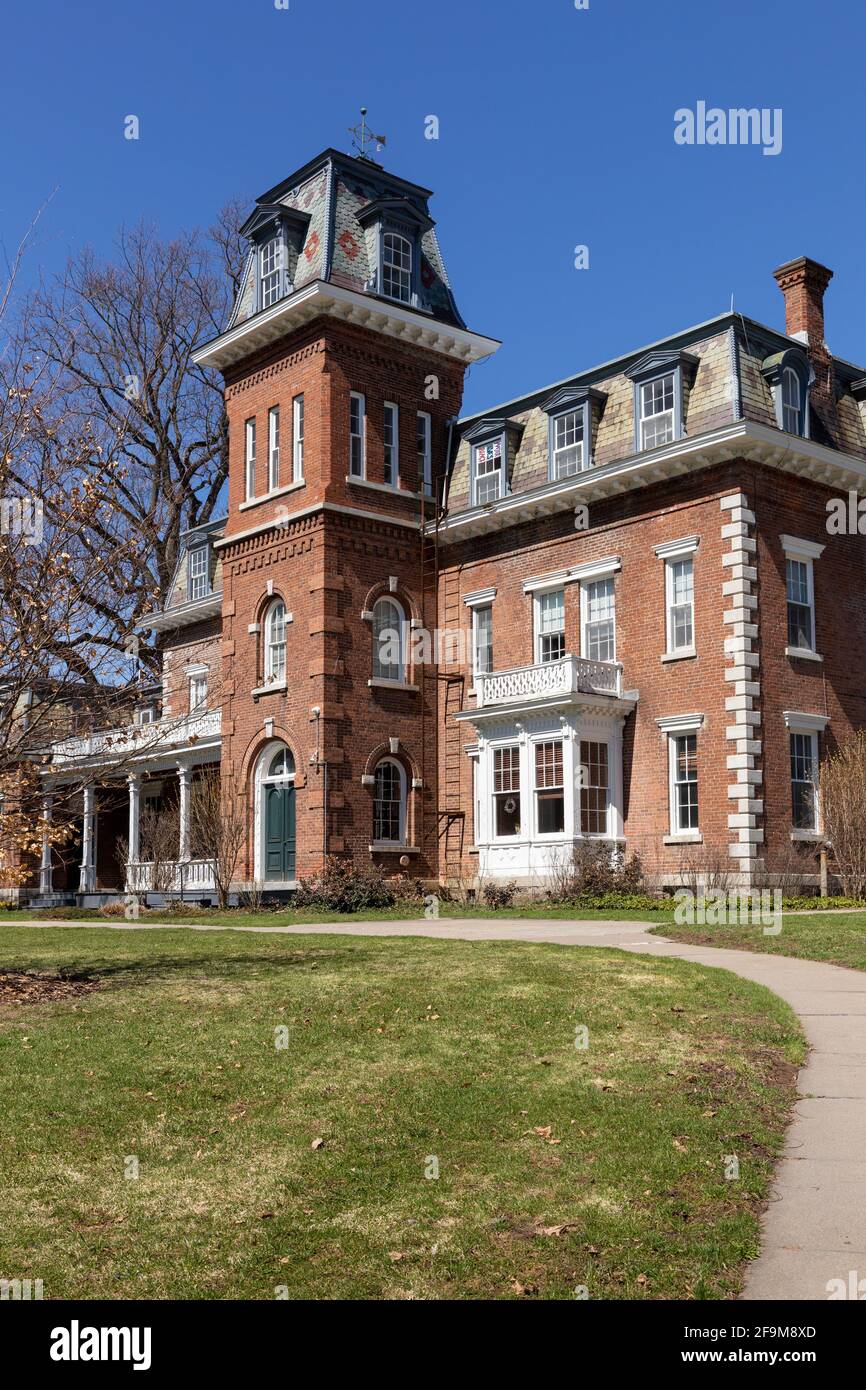 https://c8.alamy.com/comp/2F9M8XD/the-oneida-community-mansion-house-was-once-the-home-of-the-oneida-community-a-religiously-based-socialist-utopian-group-2F9M8XD.jpg