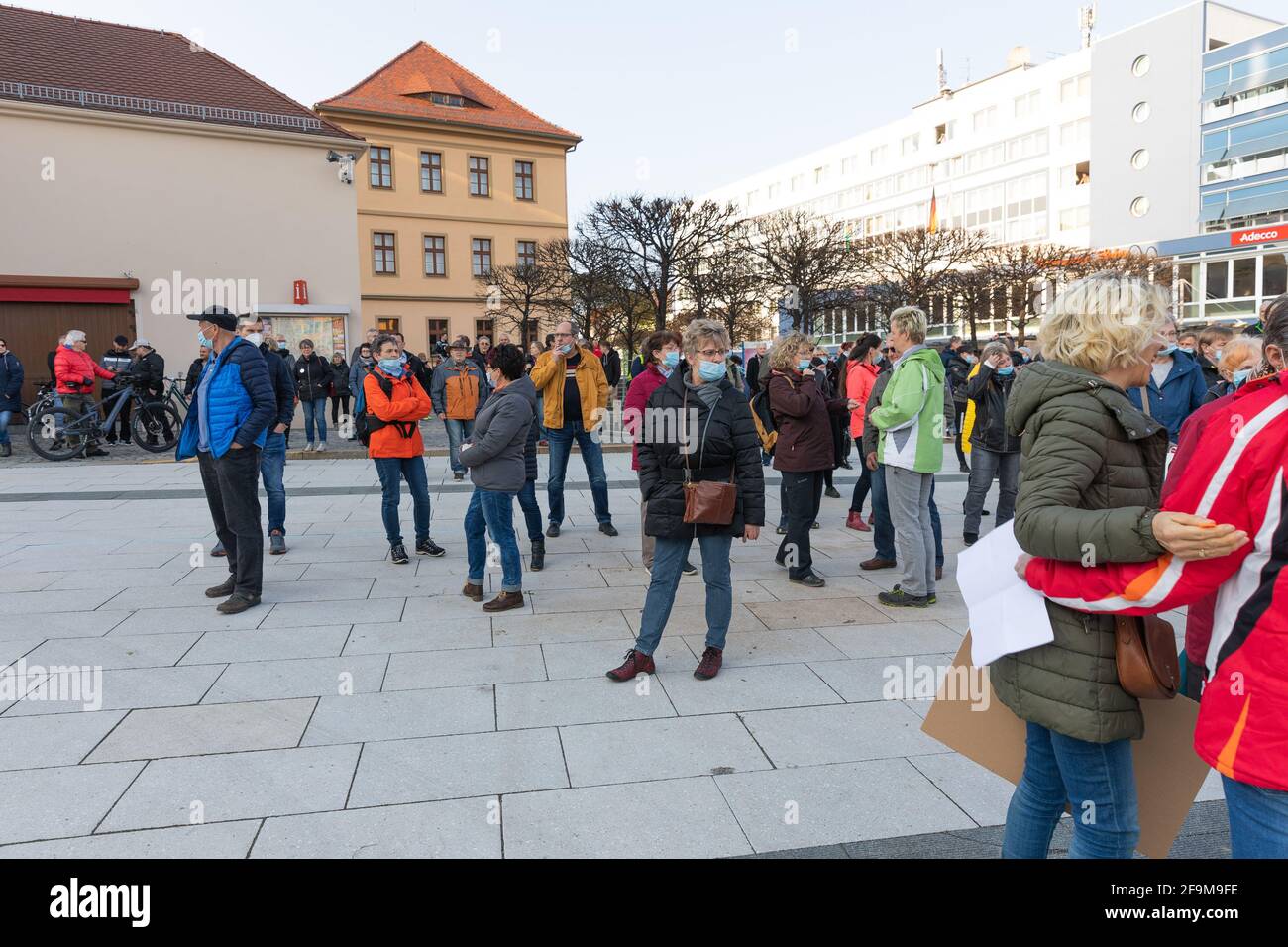Auf dem Kornmarkt in Bautzen demonstrierten am Montagabend etwa 300 Personen bei der angemeldeten Versammlung »Für Frieden, Freiheit,Wahrheit und Wied Stock Photo