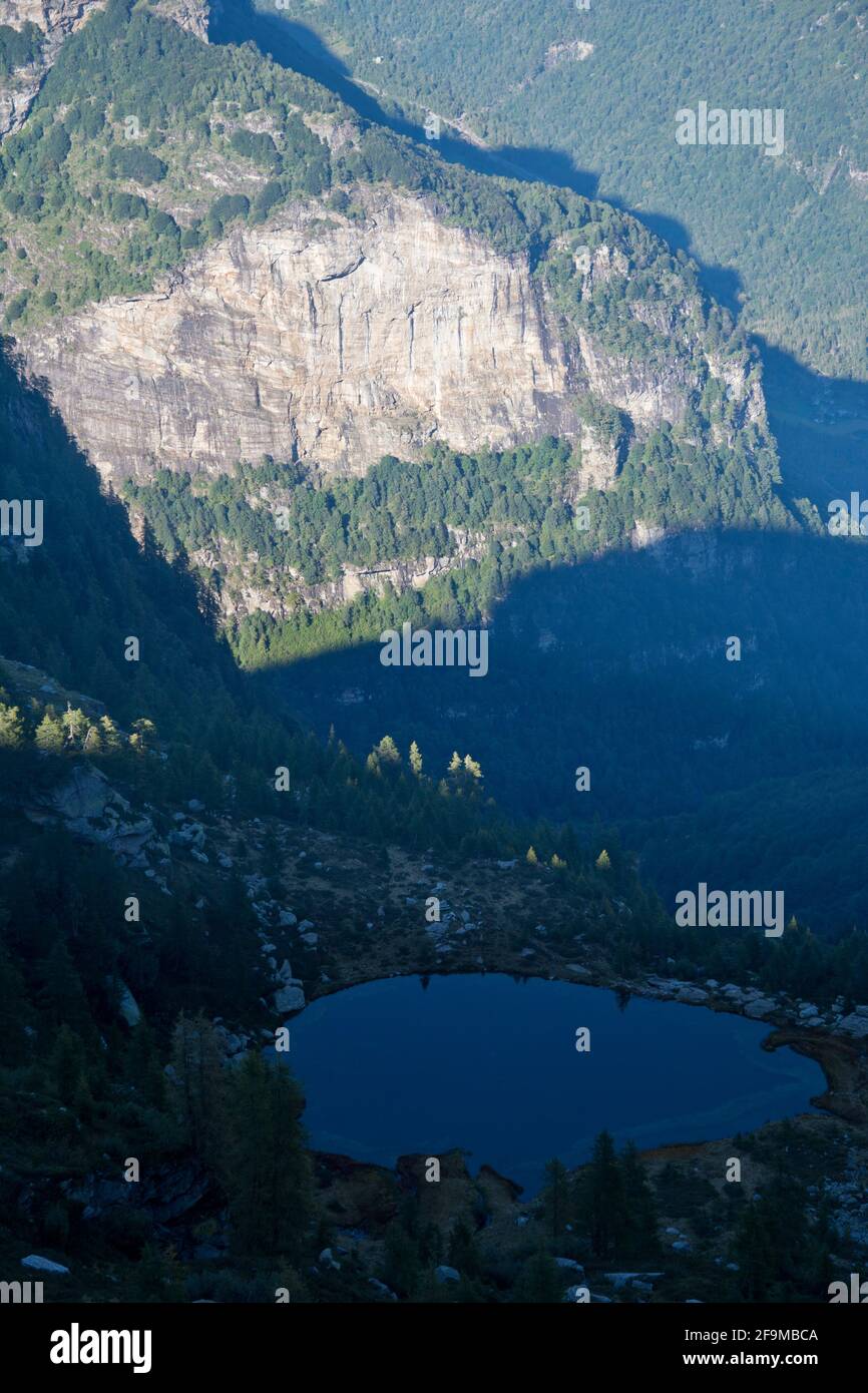 Der einsame und abgelegene Bergsee Lago del Starlaresc da Scimarmoto hoch über dem Verzascatal, Schweiz Stock Photo