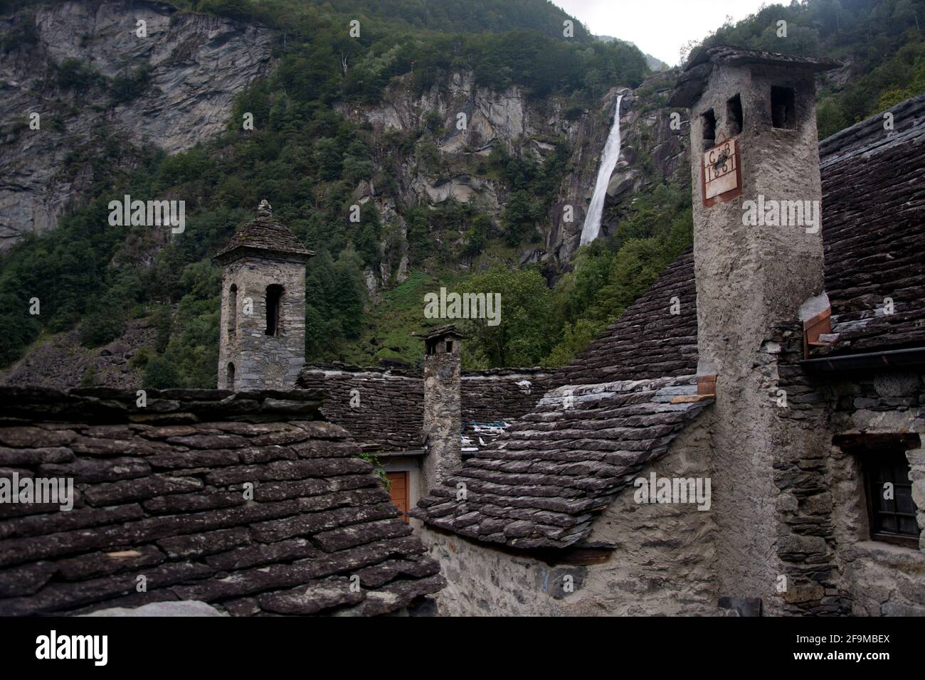 Foroglio, eines der schönsten Dörfer der Schweiz, mit seinem berühmten Wasserfall Stock Photo