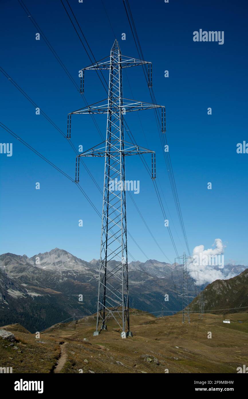 Stromleitung an der Grenze zwischen der Schweiz und Italien auf dem Passo San Giacomo Stock Photo