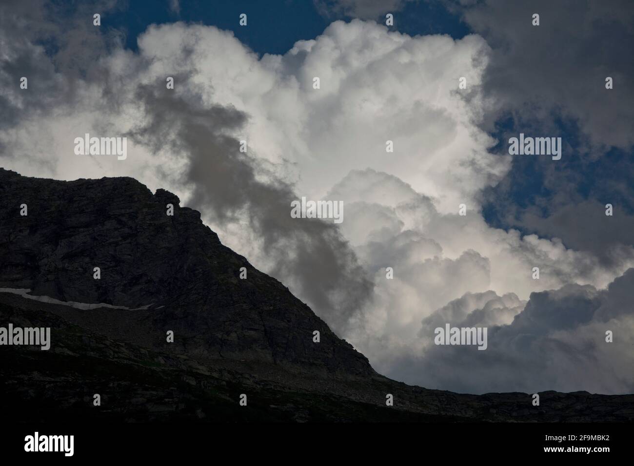 gigantische Cumulus-Wolken im Tessin Stock Photo