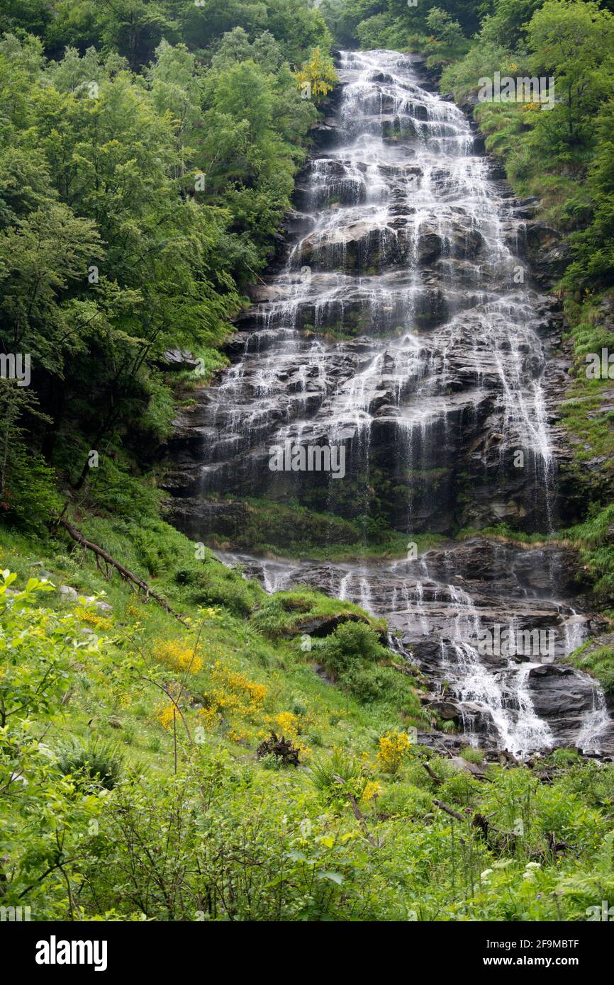 Malerische Kaskade im Tessiner Val Pincascia Stock Photo