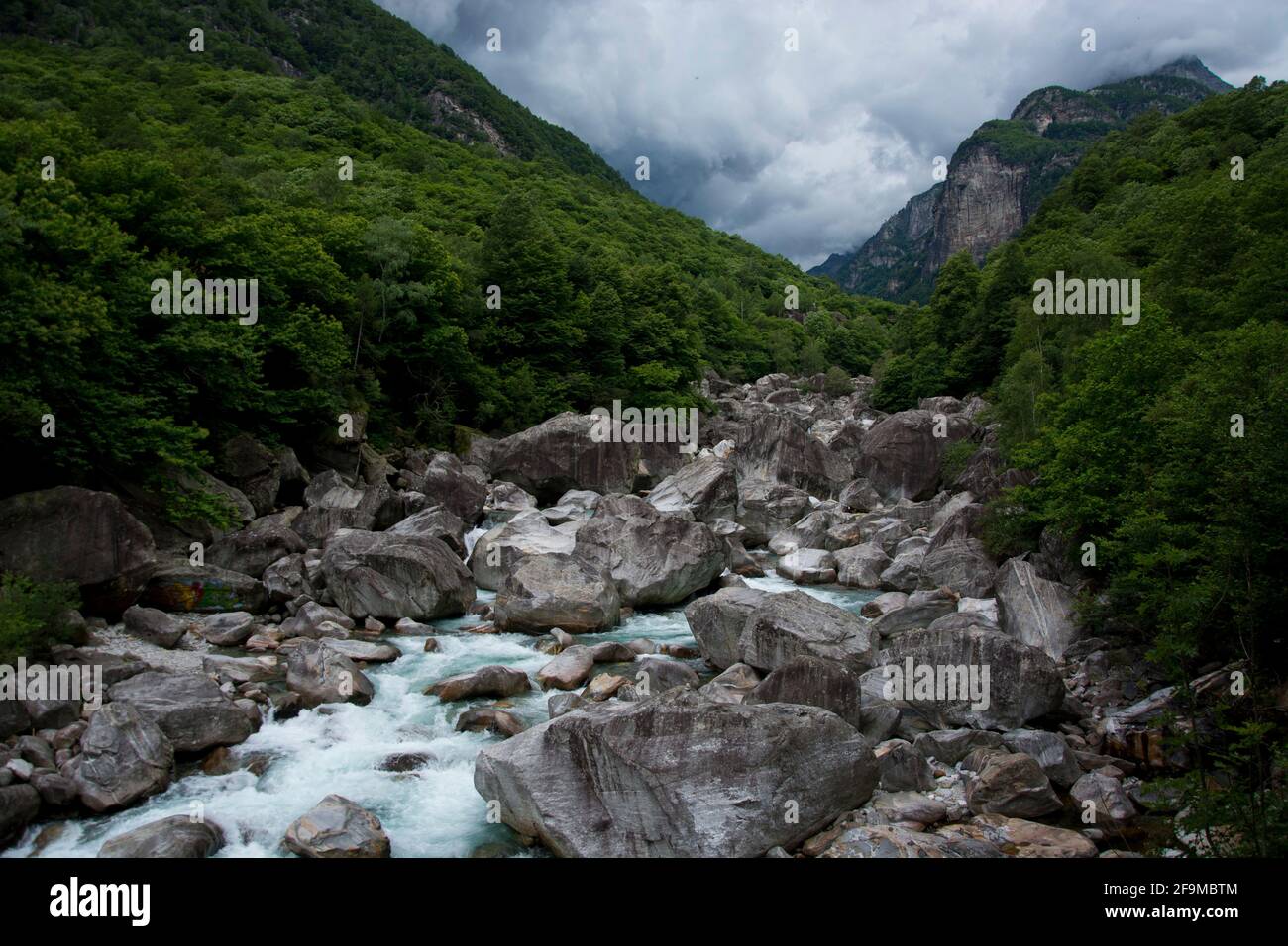 Aufziehende Gewitterwolken im Tessiner Verzascatal Stock Photo