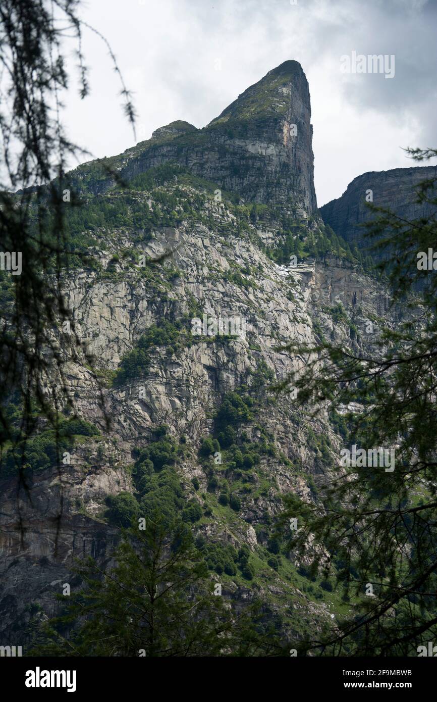 Die enorme Steilwand des Poncione d'Alnasca im Tessiner Verzascatal Stock Photo