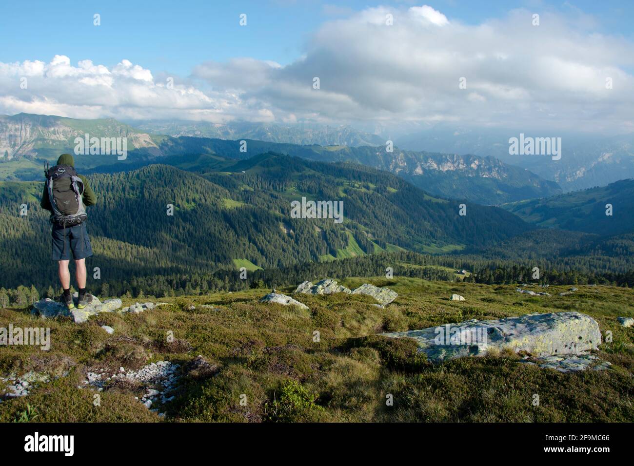 Imposanter Fernblick über ursprüngliche Berglandschaften im Berner Hohgant-Massiv Stock Photo