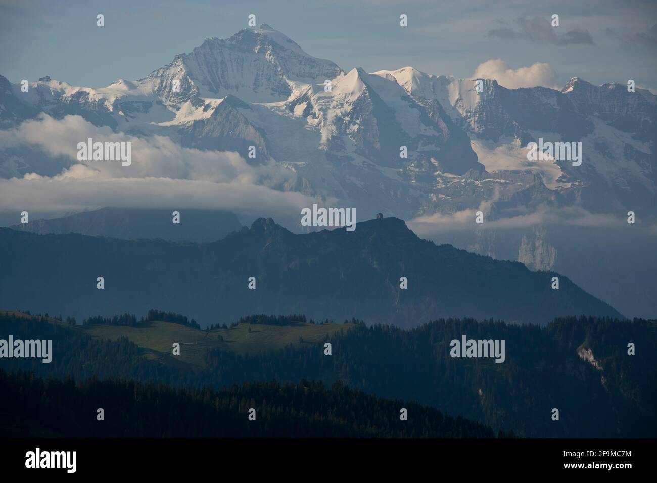 Eindrücklicher Blick auf die grossen 4000er des Berner Oberlands vom Hohgant-Massiv Stock Photo