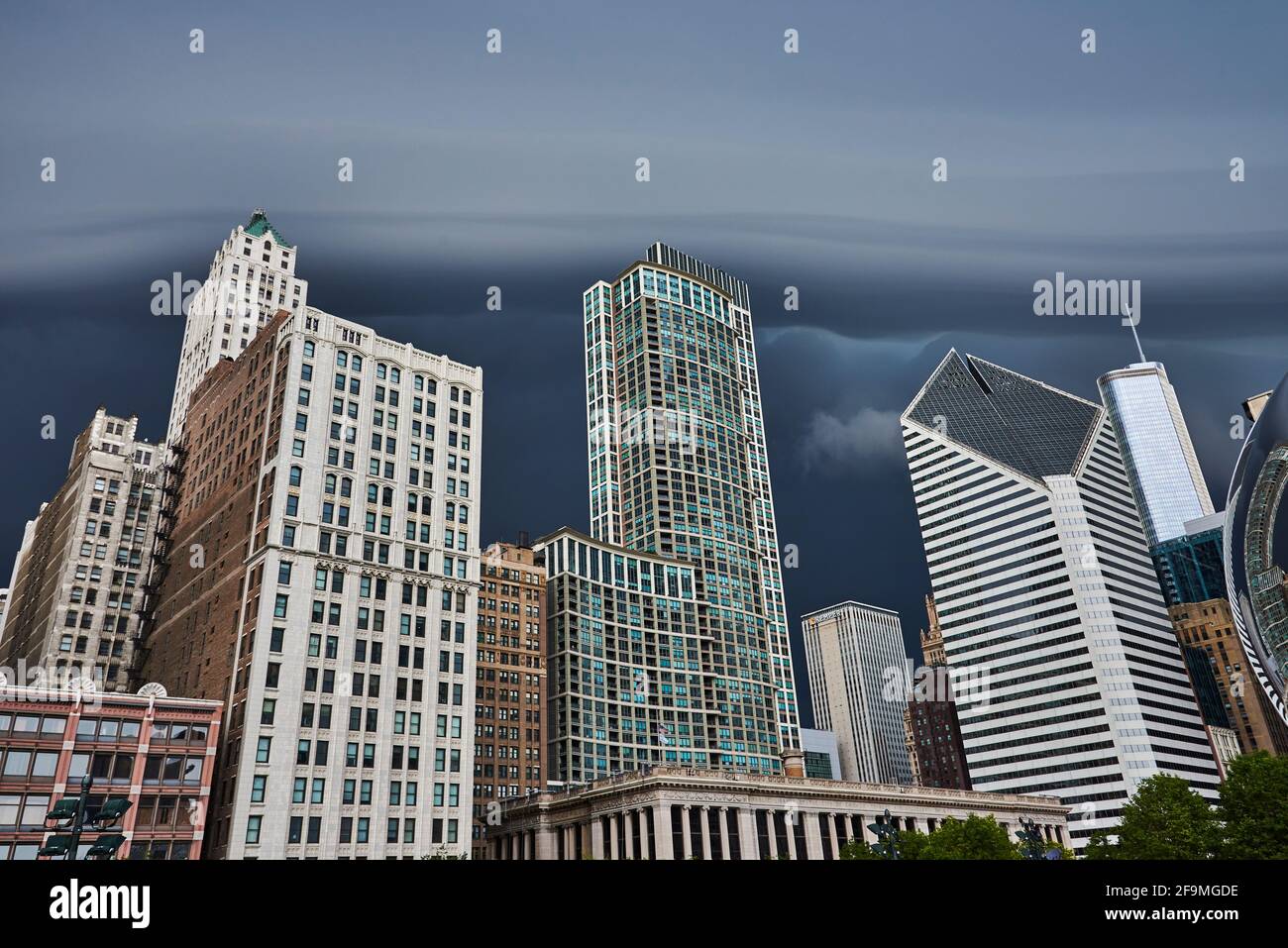 Dramatic storm front clouds gathering over Chicago Skyline Stock Photo